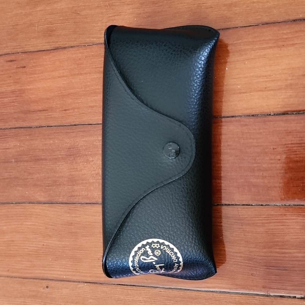 Ray-Ban sunglasses case - Picture 1 of 5